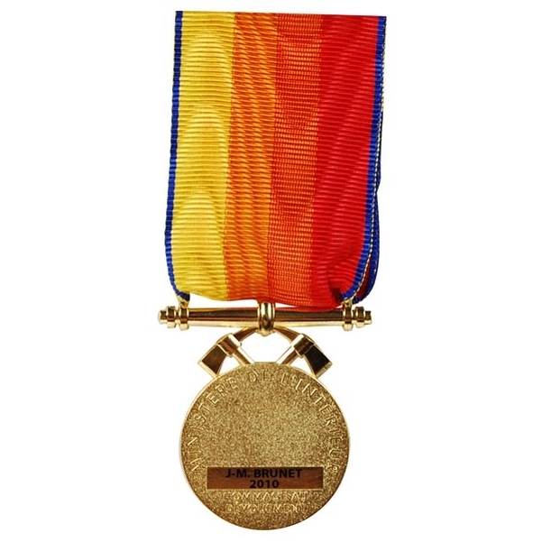 Médaille des sapeurs-pompiers en métal doré gravée