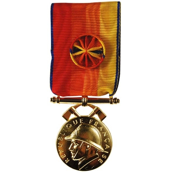 Médaille des sapeurs-pompiers en métal doré gravée - Vignette 2