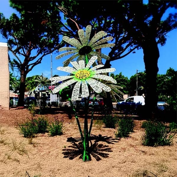 Décor TRIO DE MARGUERITES 3D 400 CM FIBRE DE VERRE Colorisée - Vignette 2