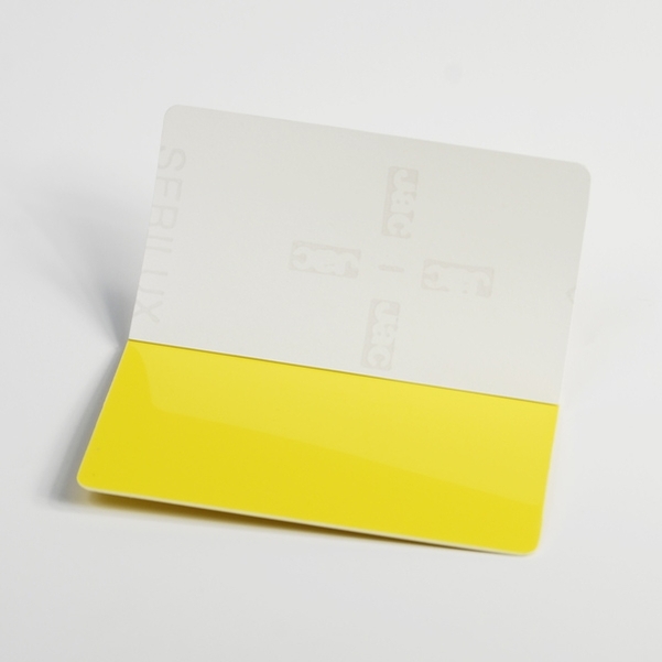 Carte jaune en PVC avec film adhésif 86x54 mm