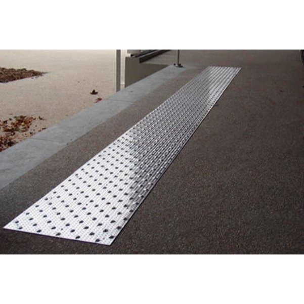 Dalle podotactile d'extérieur en alu larmé 412x600 mm